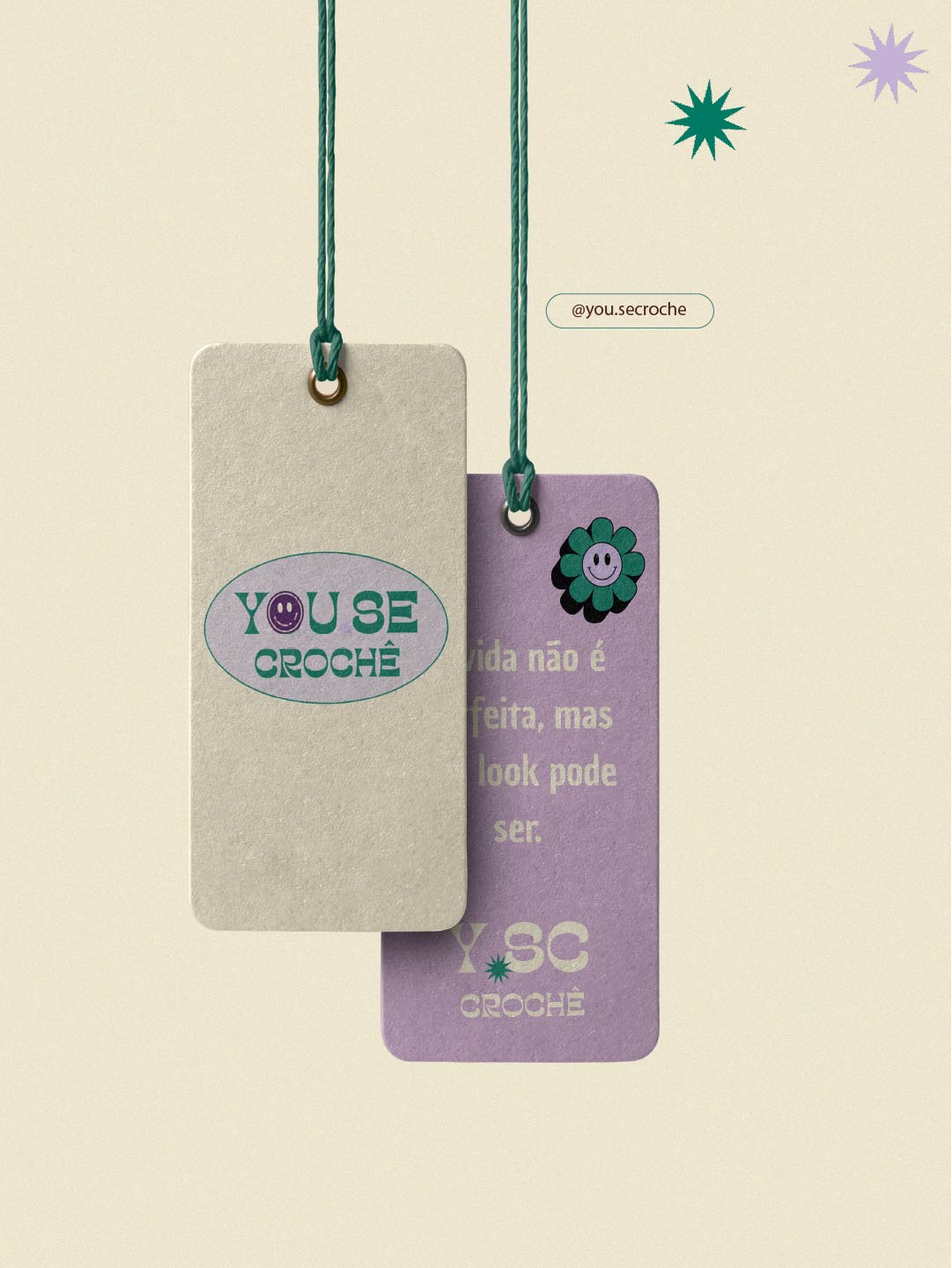 Etiquetas pendentes da Youse Crochê com logotipo e grafismos da identidade visual